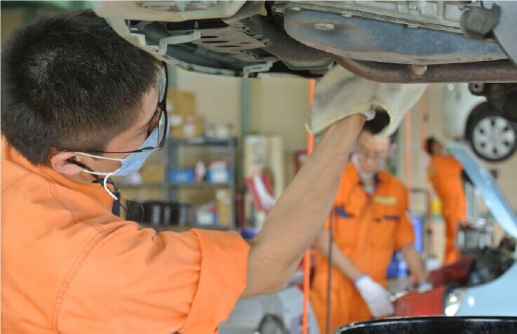 春日部バイパス店の車検作業