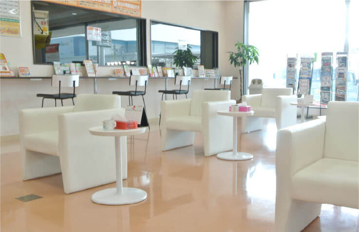 春日部バイパス店のカフェのような待合室