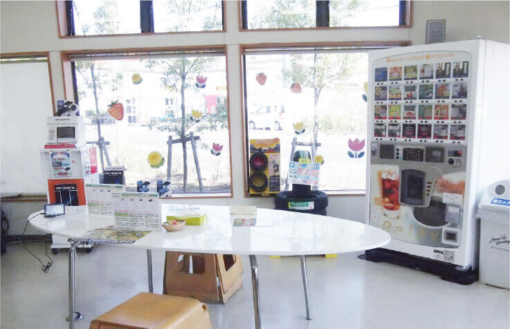 三郷インター店の開放的な待合室